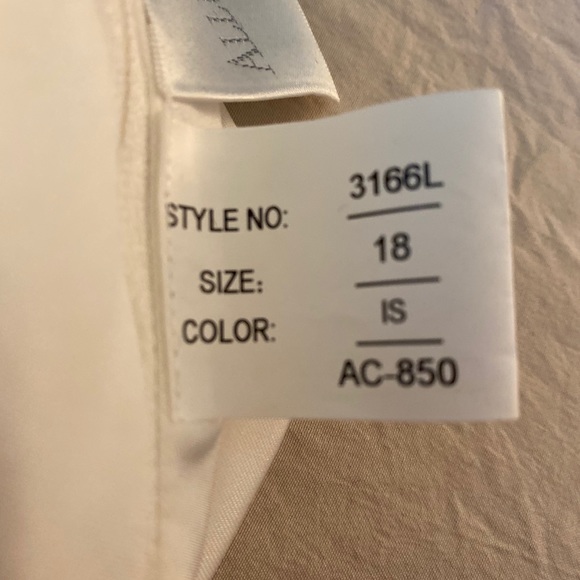 Wedding dress size 18 two hearts bridal - Picture 6 of 9